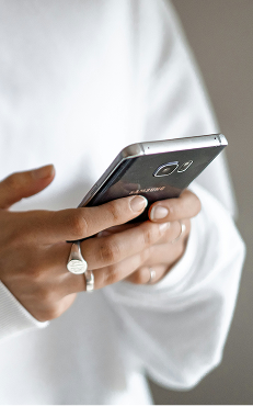 Person, die ein Telefon hält